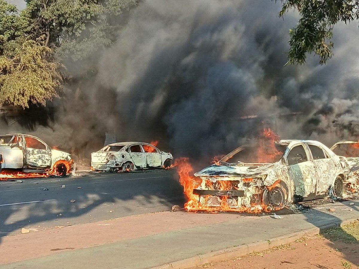 Momooclip's tweet photo. BREAKING NEWS

OVER 10 VEHICLES SET ALIGHT AMID TENSION IN ORLANDO WEST

More than ten vehicles allegedly owned by foreign nationals have been set alight, while others have been vandalised following tensions between residents and foreign nationals who allegedly own spaza shops https://t.co/P4JydRlNJ5