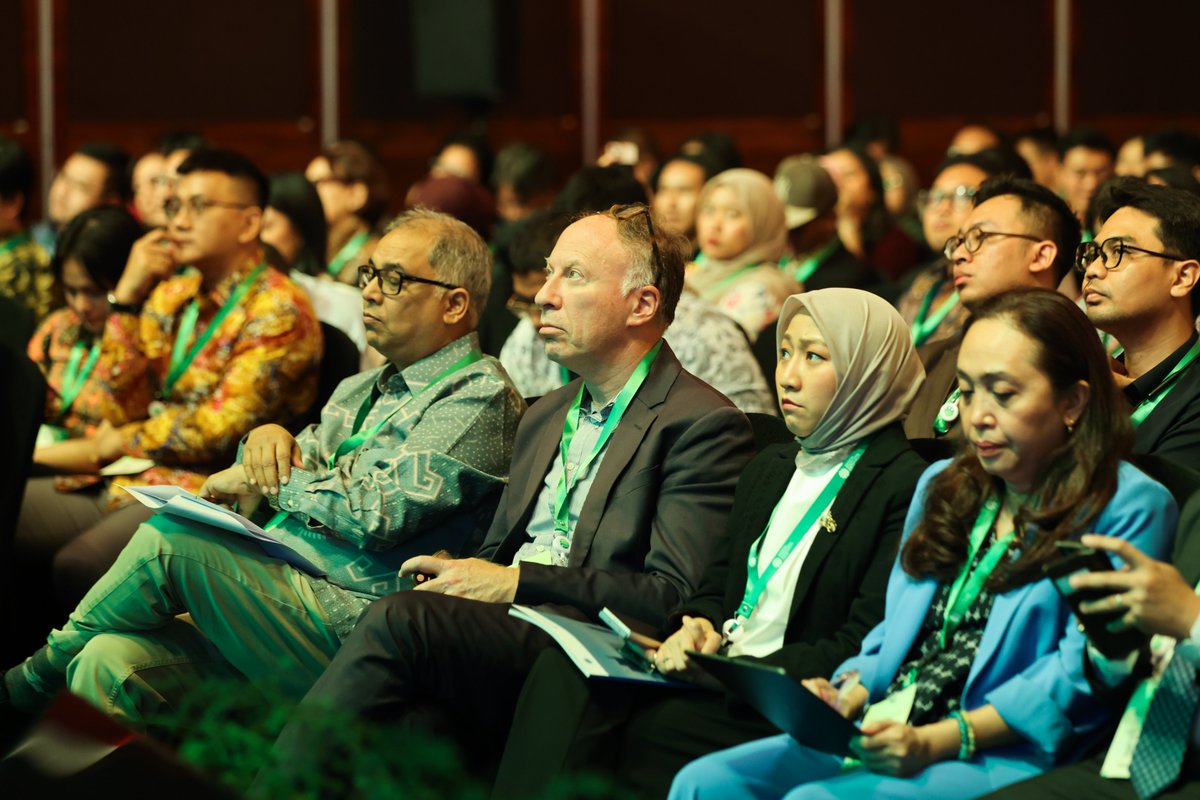 AgusYudhoyono's tweet photo. Saya menyampaikan keynote speech dalam Indonesia International Sustainability Forum (ISF) 2026 pada Rabu (7/10). Dalam forum strategis ini, saya menegaskan bahwa 'sustainability dan prosperity; adalah satu paket yang tak terpisahkan, kemajuan ekonomi harus sejalan dengan kelestarian lingkungan.

Secara khusus, saya menyoroti pentingnya ketahanan dan keandalan air (water security) sebagai fondasi utama pembangunan. Air bukan sekadar sumber daya, melainkan sumber kehidupan yang menopang ketahanan pangan, energi, hingga kesehatan masyarakat, 'no water, no life'. Dari sungai-sungai besar Nusantara hingga wilayah pesisir, pengelolaan air yang terintegrasi dan berkelanjutan adalah kunci utama dalam membangun ketahanan bangsa menghadapi perubahan iklim.

Komitmen ini kita wujudkan melalui berbagai langkah konkret, mulai dari pembersihan dan restorasi sungai, pengembangan teknologi desalinasi, hingga perlindungan pesisir Pantura Jawa berbasis pendekatan hybrid dan nature-based solution seperti restorasi mangrove. Di era teknologi dan pusat data (data center) saat ini, ketersediaan air bersih dan energi hijau menjadi syarat mutlak yang harus kita persiapkan dengan matang.

Melalui sinergi antara pemerintah, dunia usaha, akademisi, dan kemitraan internasional, mari kita jaga dan kelola sumber daya air kita dengan bijak. Karena waktu terbaik untuk merawat lingkungan adalah masa lalu, namun waktu terbaik berikutnya adalah saat ini demi memastikan tidak ada satu pun generasi mendatang yang kehilangan masa depannya.