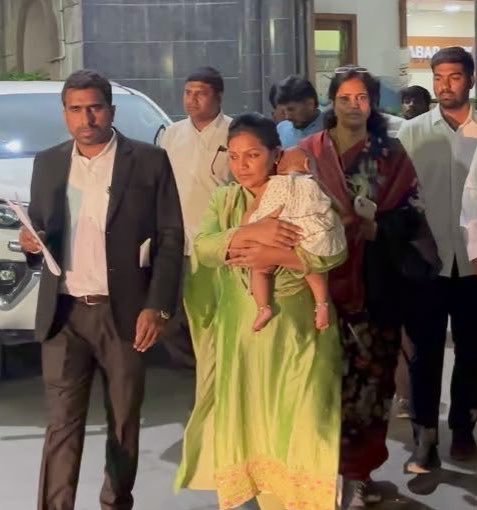 jpsin1's tweet photo. पत्रकार रेखा पूरे 9 घंटे हैदराबाद पुलिस की पूछताछ के बाद अपनी 5 महीने की बच्ची को गोद में लेकर पुलिस मुख्यालय से बाहर निकलते हुए 

अब आप सोच रहे होंगे कि पत्रकार रेखा का कोई बहुत बड़ा गुनाह होगा 

जी हां इनका गुनाह यह था कि इन्होंने गलत के खिलाफ बोला 

इन्होंने तेलंगाना के मुख्यमंत्री रेवन्त रेड्डी। के भ्रष्टाचार पर दो मिनट का वीडियो अपने सोशल मीडिया अकाउंट पर डाला था 

और उसके बाद तेलंगाना की साइबर सेल पुलिस ने इनको पूरे 9 घंटे तक पूछताछ के लिए कमरे में बंद करके रखा और उनके साथ उनकी 5 महीने की मासूम बच्ची भी थी

 अब कोई बुद्धिजीवी इस पर आवाज नहीं उठा रहा है 

अब यह किसी नारीवादी को गलत नहीं लगेगा 

क्योंकि यह काम तो कांग्रेस के मुख्यमंत्री ने किया है 

अब आप कल्पना करिए अगर कोई महिला पत्रकार किसी बीजेपी शासित राज्य के मुख्यमंत्री के लूट के  खिलाफ वीडियो  बनाई होती और वहां की पुलिस उसकी 5 महीने की बच्ची के साथ 9 घंटे तक कड़ी पूछताछ की होती तब इस देश में क्या माहौल होता