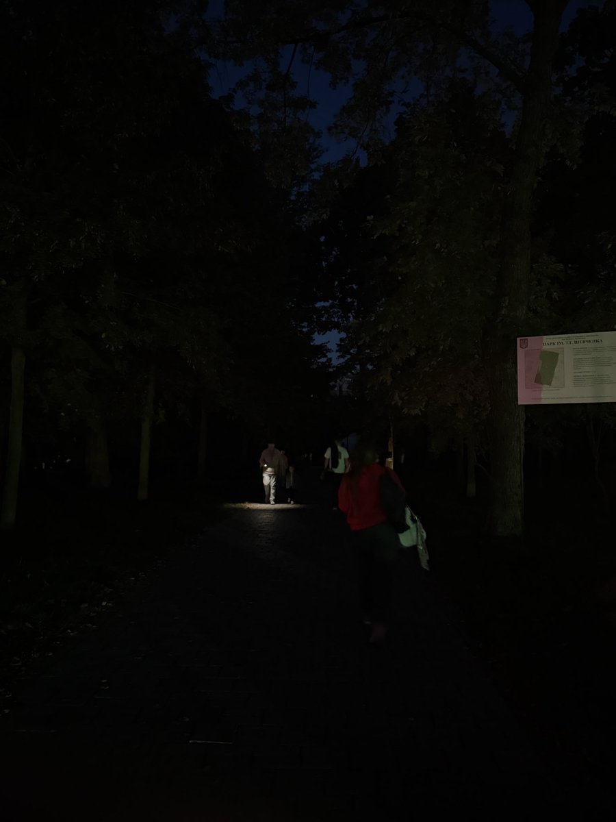 ChristopherJM's tweet photo. Power is out across Ukraine's capital after Russian attacks on energy infrastructure. The Kyiv metro halted operations. Electric trolley buses stopped working and are parked on roadsides. There are no street lights. This is what it looks like in central Shevchenko Park right now. https://t.co/MXfujo8tyi