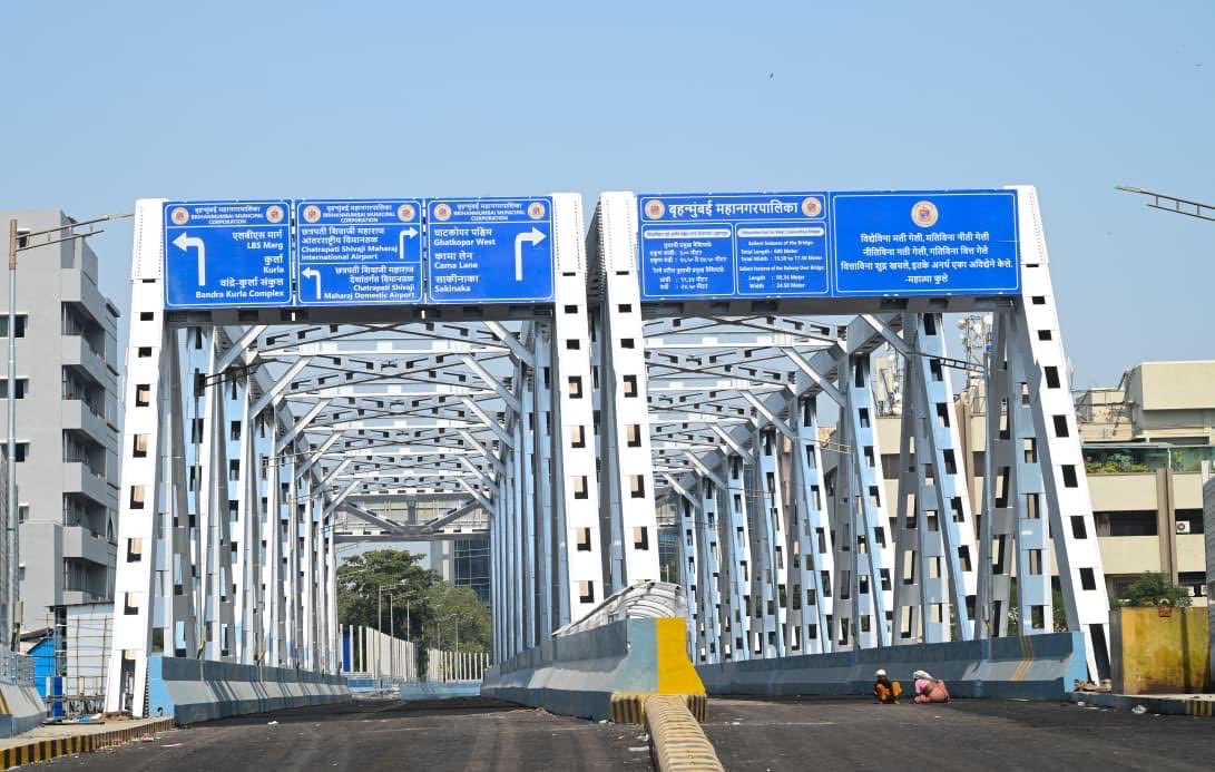 richapintoi's tweet photo. The long-awaited Vidyavihar railway station flyover connecting Ramchandra Chemburkar Road in the east with Lal Bahadur Shastri Road in the west is set to be ready for traffic by October 10, with all major civil works completed and installation of noise barriers in the final stage: BMC