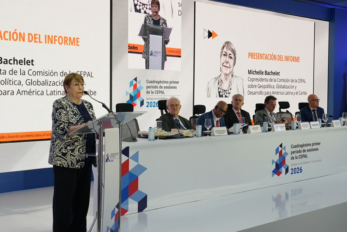 cepal_onu's tweet photo. 🌎 América Latina y el Caribe tiene activos que el mundo necesita. Convertirlos en desarrollo exige estrategias claras, instituciones fuertes y cooperación regional.

En el marco del 41º Período de Sesiones de la CEPAL se presentó el informe “Rupturas y oportunidades: propuestas para que América Latina y el Caribe prospere en la nueva era geopolítica”, elaborado por la Comisión de la CEPAL sobre Geopolítica, Globalización y Desarrollo para América Latina y el Caribe.

Cuatro mensajes centrales marcaron la presentación:

🔷Contexto y activos. El mundo cambió. Y los países de ALC tienen muchos activos que el mundo necesita, por los que está compitiendo hoy día y que se han revalorizado en el nuevo contexto geopolítico: energía, alimentos, minerales críticos, biodiversidad, capacidades productivas, talento y más.

🔷Estrategia y acción. El reto es transformar las oportunidades en desarrollo y en proyección internacional. Esto se puede
lograr movilizando los activos que la región tiene. Pero no sucederá espontáneamente, requiere estrategias claras, instituciones fuertes y gobernanza efectiva.

🔷Cooperación. La región no tiene que estar de acuerdo en todo para cooperar en convertir esos activos en desarrollo.
Se requiere cooperación y coordinación pragmática, no unanimidad.

🔷Agencia geopolítica. Hacia el mundo, la estrategia más apropiada para ampliar la agencia internacional de la región es ampliar opciones, evitar alineamientos rígidos, diversificar alianzas y fortalecer capacidades de análisis y acción geopolítica.

La apertura estuvo a cargo de @JoseMSalazarX , Secretario Ejecutivo de la CEPAL. Presentaron el informe @mbachelet e @IvanDuque, copresidentes de la Comisión que lo elaboró, y Keith Nurse, miembro de esta instancia.

El encuentro contó con comentarios de Albert Ramdin, Secretario General de la OEA @SG_OEA_OAS ; José Antonio Ocampo @JoseA_Ocampo , profesor emérito de la Universidad de Columbia; y Mario Lubetkin, Ministro de Relaciones Exteriores del Uruguay @MinLubetkinUy.

🔗Más info: https://t.co/JppKdRH5Wr
