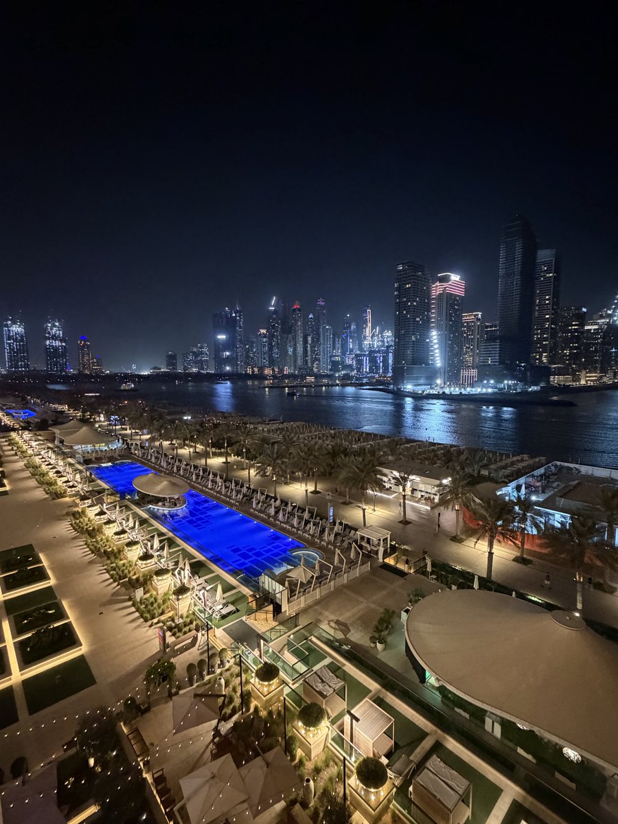 truc_ak_'s tweet photo. The night lights are beautiful too. 
Since it’s easier to walk around this time, there are quite a few people out for a stroll.

#PalmJumeirah
#walking
#マリオット https://t.co/05zh8UIVeE