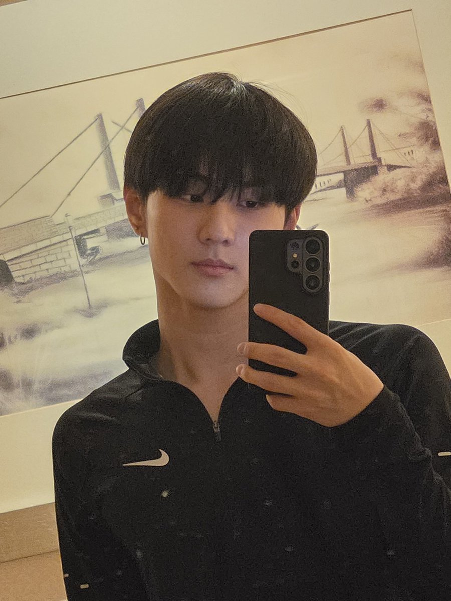 2garden9's tweet photo. 1처럼거울셀카찍던애가2만큼성장함🥵🥵🥵남자의성장은달다…///// https://t.co/HA39iqV88g