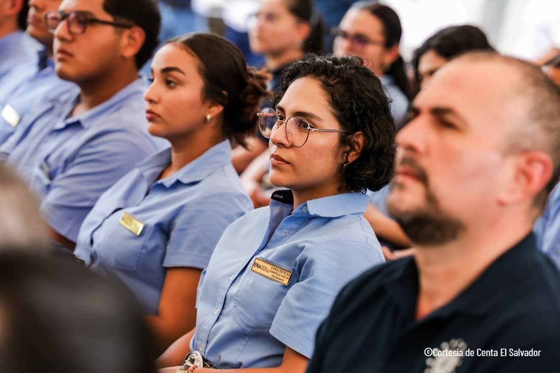 FAOElSalvador's tweet photo. A través de un modelo híbrido, #AgroConecta integra herramientas digitales con la asistencia técnica presencial que brinda la red nacional de extensión de @CENTAELSALVADOR, ampliando la cobertura y facilitando el acceso a servicios para productores y productoras en todo el país. https://t.co/9M5fWhij8c