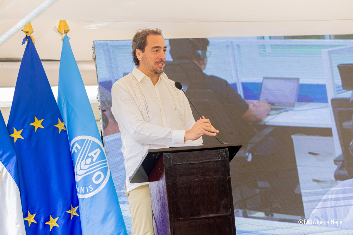 FAOElSalvador's tweet photo. A través de un modelo híbrido, #AgroConecta integra herramientas digitales con la asistencia técnica presencial que brinda la red nacional de extensión de @CENTAELSALVADOR, ampliando la cobertura y facilitando el acceso a servicios para productores y productoras en todo el país. https://t.co/9M5fWhij8c