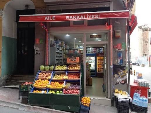 mkulunk's tweet photo. Akşama not:

Esnaf can damarımızdı. Can damarımız tıkandı.

Bursa’da esnafın sıkıntısı Türkiye’nin her yanındaki esnafın sıkıntısıyla aynıdır

Sahada duyduğumuz ses, ekonomik kurmayların dikkatle dinlemesi gereken ciddi bir uyarıdır.

Bursa’da bazı küçük esnaflar, gün sonunda kasalarını yalnızca 250–300 lira nakitle kapattıklarını söylüyor. İş hacminin düştüğünü, satışların giderleri karşılamadığını; kira, elektrik, personel ve vergi yükü altında işletmelerini kredi kartı ve vadeli ödemelerle ayakta tutmaya çalıştıklarını anlatıyorlar.

Tekstilde küçülme ve işten çıkarmalar; İnegöl mobilya sektöründe kapanan küçük işletmeler, iflas ve konkordato haberleri de bu sıkışmanın üretimden istihdama, nakliyeden yan sanayiye kadar yayıldığını gösteriyor.

Denetim, kamu düzeninin ve adil rekabetin gereğidir. Sahadaki ekonomik gerçekleri gözeten, rehberliği ve çözüm üretmeyi de içeren bir yaklaşıma ihtiyaç vardır. Ekonomik kurmayları, esnafın, üreticinin ve çalışanın sesini yerinde dinlemeye; işletmeler üzerindeki nakit akışı, kira ve finansman baskısını hafifletecek adımları değerlendirmeye çağırıyorum.

Fon skandalının ardından denetim kabiliyetine ve kurumlara duyulan güvenin ne kadar sarsıldığının farkında mıyız? Bu güveni yeniden güçlendirmek için şeffaf, etkili ve hesap verebilir bir denetim düzeni kadar; ayakta kalma mücadelesi veren esnafı gören bir ekonomi yönetimi de gerekiyor.

Esnafın can damarı yeniden açılmalı.