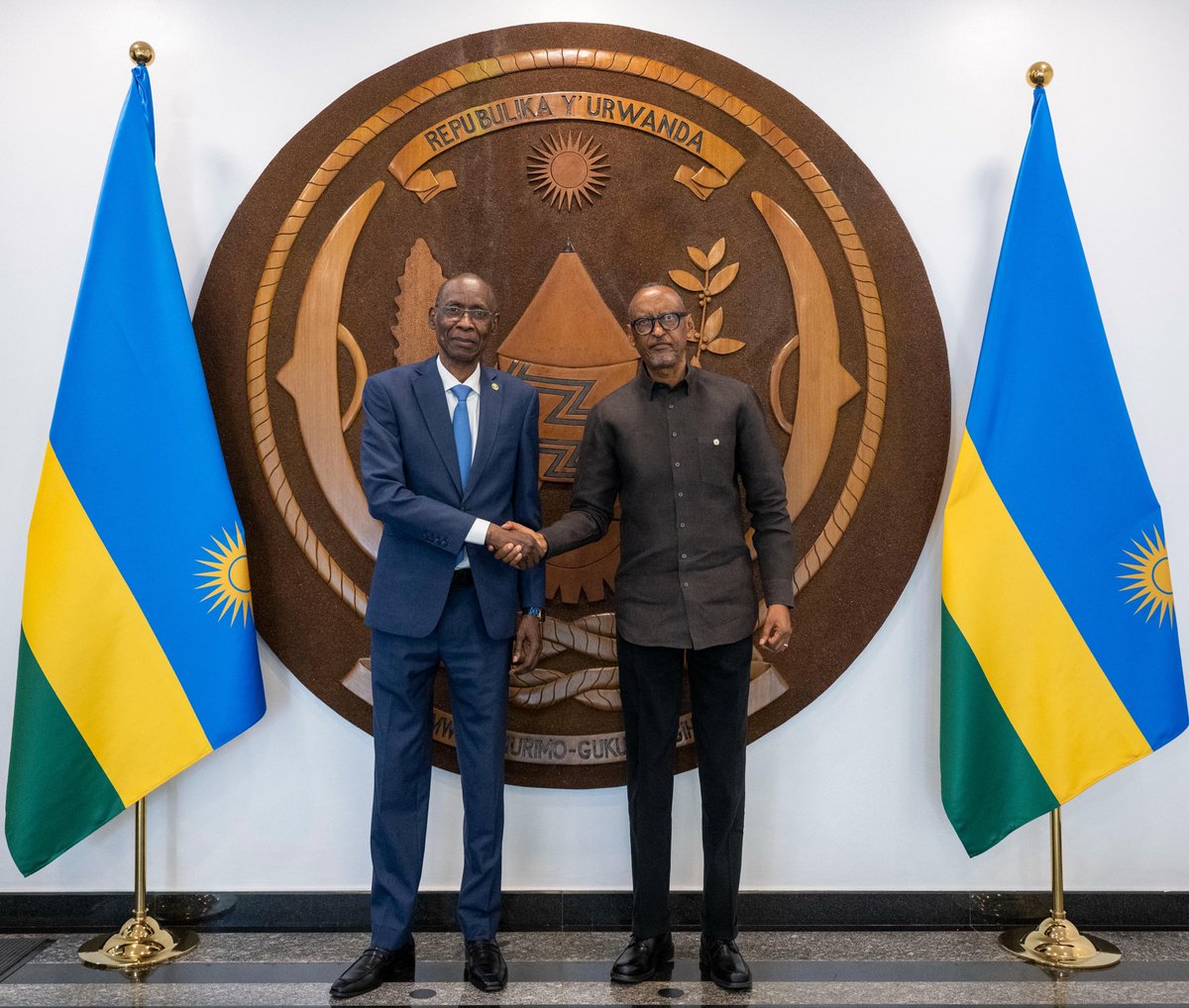 UrugwiroVillage's tweet photo. This afternoon at Urugwiro Village, President Kagame received Cheikh Niang, Senegal’s Minister of African Integration, Foreign Affairs and Senegalese Abroad. They discussed ways to further strengthen the existing fruitful bilateral relations between Rwanda and Senegal. 

The meeting follows yesterday's inaugural Joint Permanent Commission for Cooperation, which saw the signing of several bilateral agreements and MoUs across key sectors, as well as the Rwanda-Senegal Business Forum, aimed at enhancing trade and investment ties between the two countries.