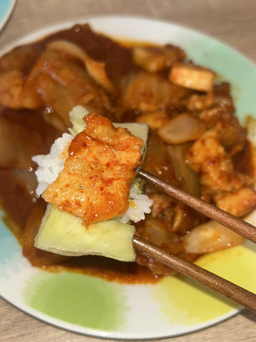 zkzeue's tweet photo. 돼지김치찜에 양배추쌈 🤯💕 https://t.co/UC5T4LKW1C
