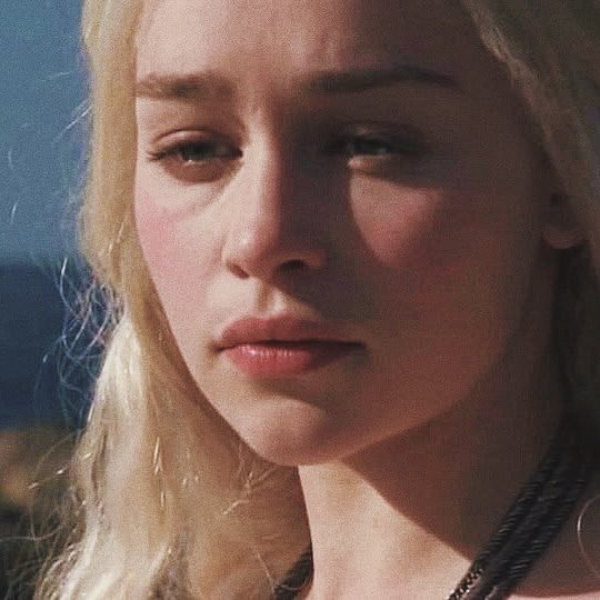 starkcanarie's tweet photo. “All that Daenerys wanted back was the big house with the red door, the lemon tree outside her window, the childhood she had never known.” https://t.co/lh3O6a6Of4