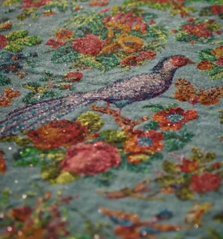 InfoOP81's tweet photo. O capacete do Oscar foi inspirado pela arte Peranakan, de Singapura, que nasceu do encontro entre culturas chinesas, malaias e outras tradições do Sudeste Asiático. 🌺 
Seus azulejos coloridos, padrões florais, bordados e cerâmicas vibrantes refletem uma identidade cultural única, marcada pela mistura de influências.