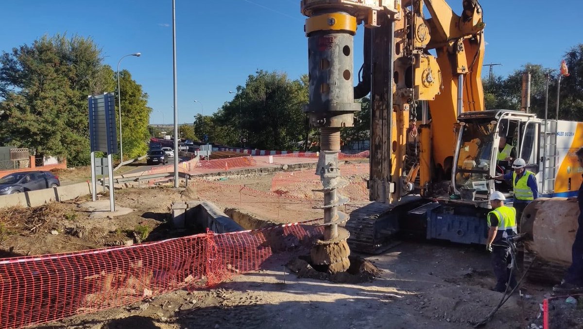 Transportes_CM's tweet photo. 🚧 La @ComunidadMadrid continúa trabajando en la M-305 para restablecer la conexión entre #Aranjuez y #Seseña.

➡️ Actualmente las labores se centran en la ejecución de los pilotes para construir el nuevo puente y garantizar la seguridad de la infraestructura. https://t.co/WS7Qho5LtT