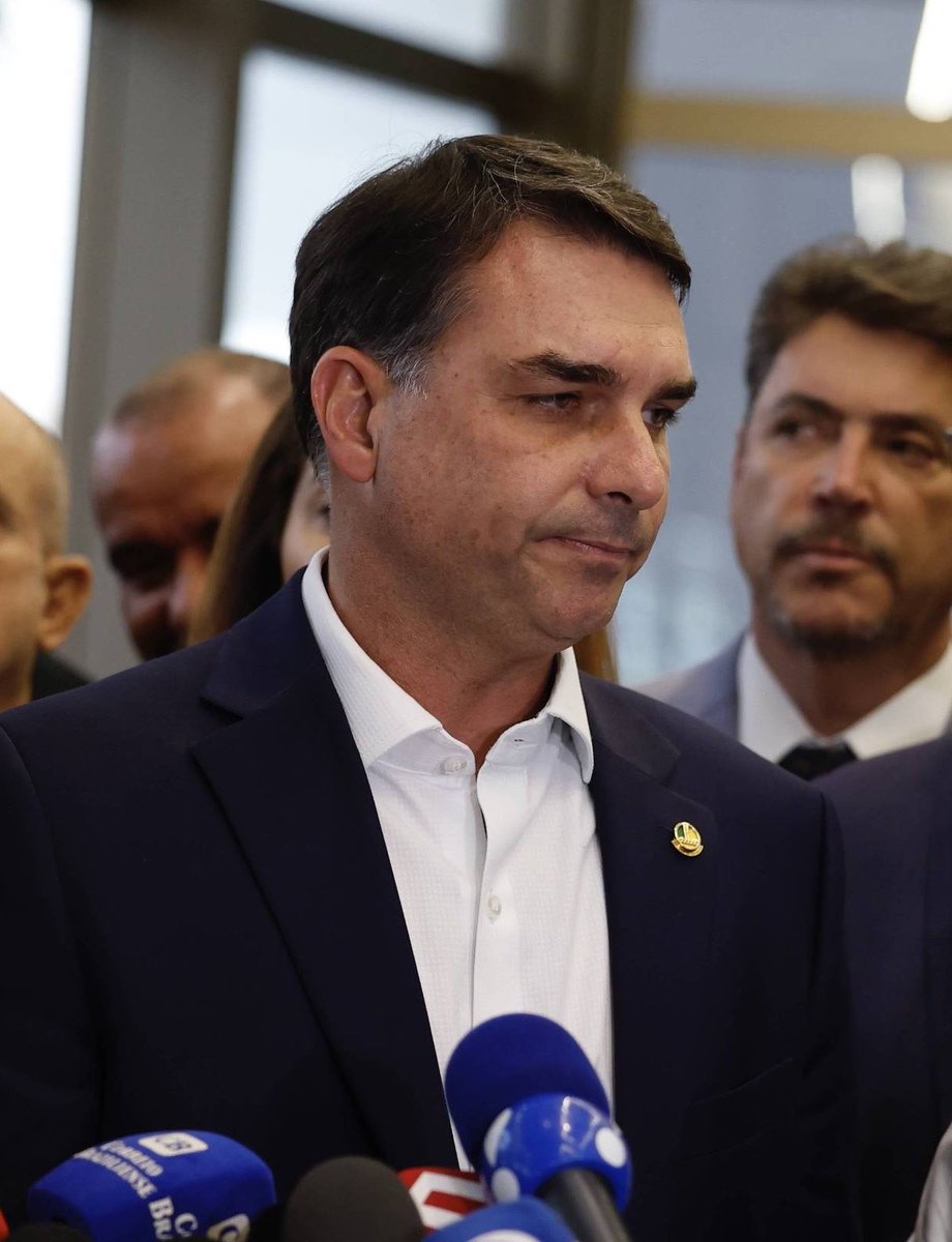 chequeibrasil's tweet photo. 🚨URGENTE: PL anuncia que irá processar centenas de perfis que estão espalhando fake news sobre Flávio Bolsonaro. https://t.co/myFNkMmlzD