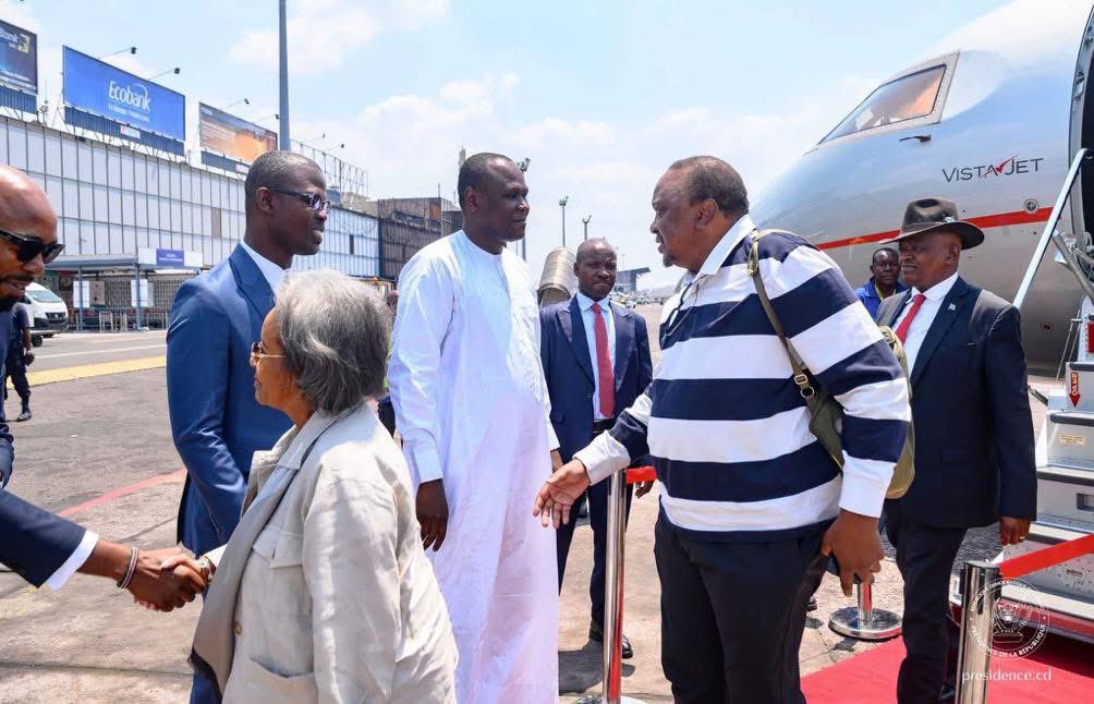 7sur7magazine's tweet photo. 🚨Après Goma et #Kigali, le Panel des facilitateurs de l’Union #africaine séjourne à #Kinshasa. Les anciens chefs d’État doivent échanger avec Félix #Tshisekedi sur les engagements de la RDC et les avancées du processus de paix.

Plus d’informations 👉🏽https://t.co/8bdm5RPSlg https://t.co/gqA79RK8wB