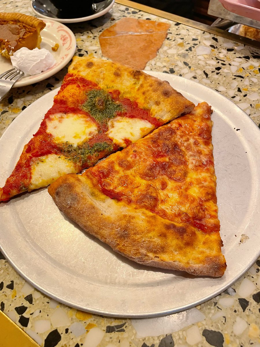 shigure_miz2's tweet photo. アンメモ展初日前に友達とランチしたお店🍽️
チェリーパイを求めて🍒アメリカンなお店でこの時間私達以外みんな外国の方でした😳異国感！チェリーパイも本格的！マルセルのママの味ー😭ママの顔を思い出すー😭とない記憶も見えながら、控えてるこの後のワクワク感が高まりました🥰ピザも大きかった‼️→ https://t.co/OfqH8xvKHV