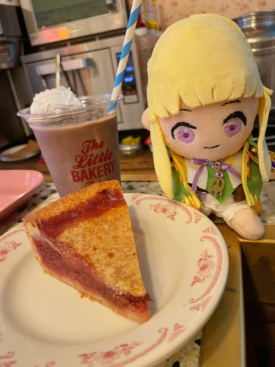 shigure_miz2's tweet photo. アンメモ展初日前に友達とランチしたお店🍽️
チェリーパイを求めて🍒アメリカンなお店でこの時間私達以外みんな外国の方でした😳異国感！チェリーパイも本格的！マルセルのママの味ー😭ママの顔を思い出すー😭とない記憶も見えながら、控えてるこの後のワクワク感が高まりました🥰ピザも大きかった‼️→ https://t.co/OfqH8xvKHV