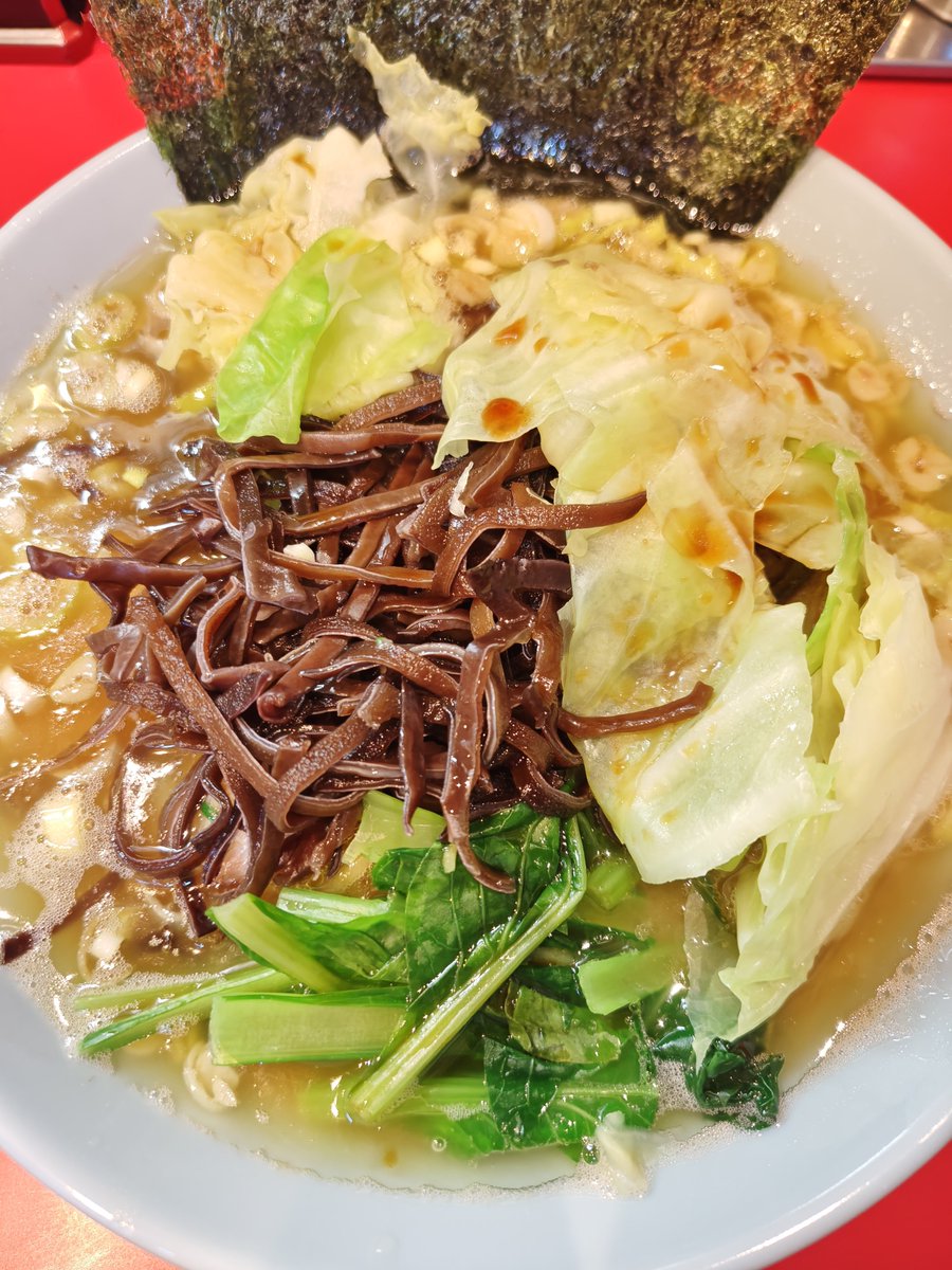 09_comomo613pom's tweet photo. キャベツにタレがかかってる🥬🤤ｳﾏ
#横浜家系ラーメン黄金家鴨居店 さんへ

☆ラーメン＋キャベツ＋キクラゲ

大砲級のドスッと鶏油＆バチバチ豚骨スープなのに、
安定のおいしさで、飲んだらホッとすらしちゃう🤭💨
食感楽しい青菜とキクラゲ、
固めのムチぷり麺の味が最高😍✨

ごちそうさまでした https://t.co/2FtUP1XA9W