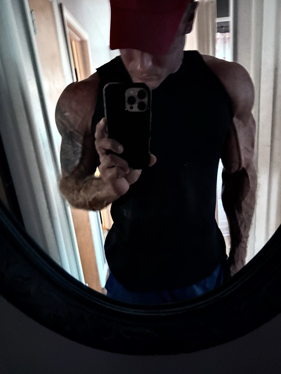 Biohacker_Jake's tweet photo. Some pictures I can show some size, then there’s these weird angles I pull off looking a little mutant-like https://t.co/QGiPTTdPwo