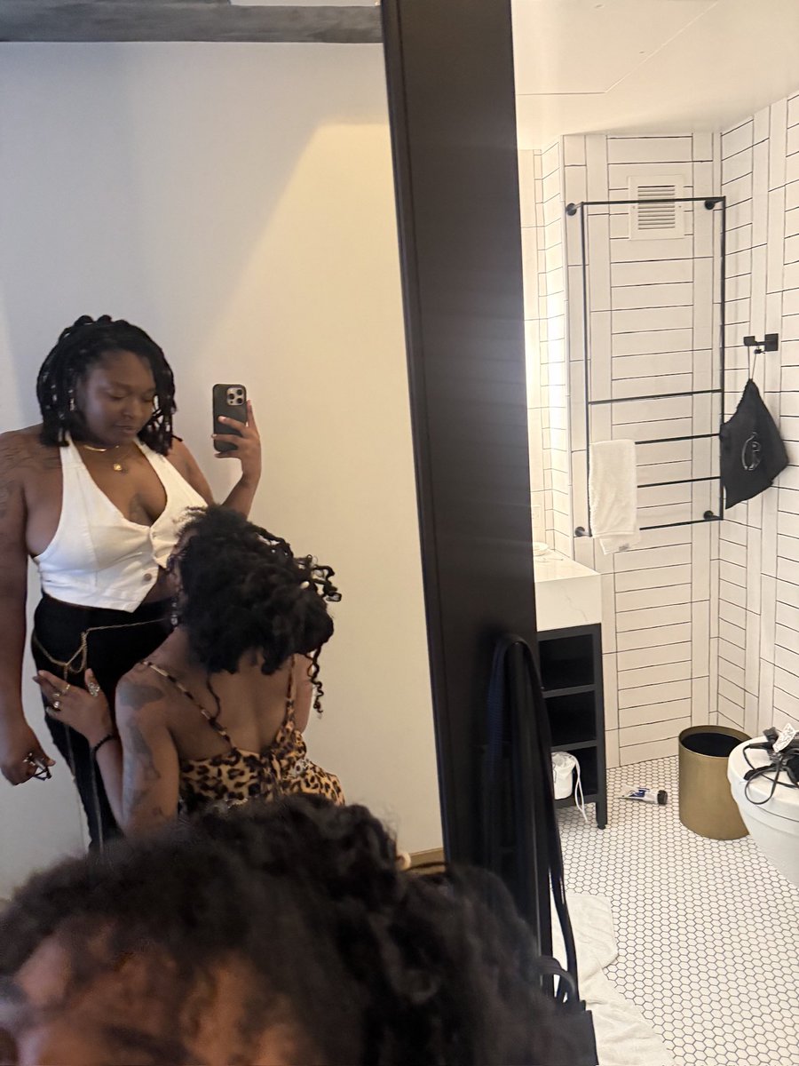 _CandaceB_'s tweet photo. I’ll find you in each life♥️🏳️‍🌈👩🏽‍❤️‍💋‍👩🏾 https://t.co/7lOIh33HvT