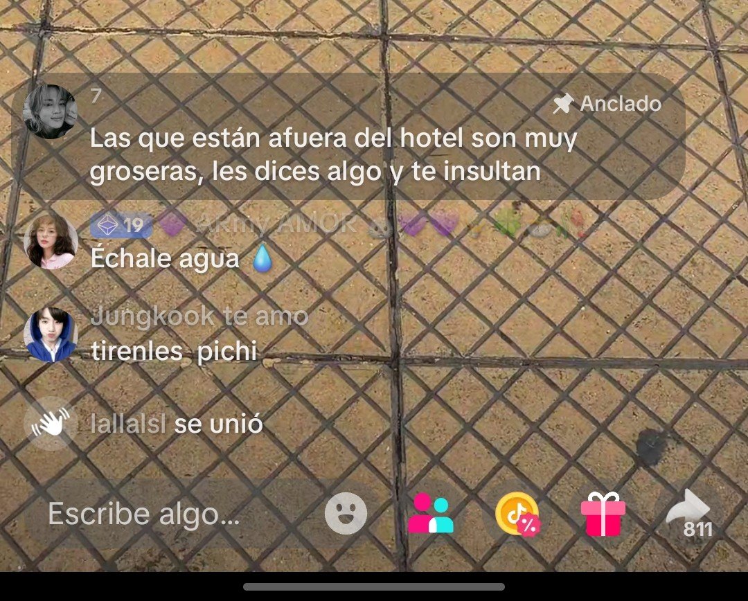 yaoxhy's tweet photo. @khtaeverse La persona que está transmitiendo fue a ver los parapentes por otro lado y dice que cuando fue a hablar con esas locas le hablaron feo y según él son kpopers. Ya fue, hagan grupo para contratar un cisterna de una. https://t.co/dxyKaIQZLt