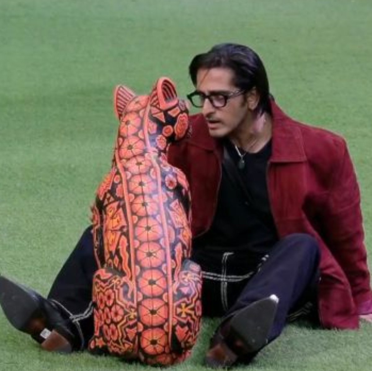 ChaoticSky7's tweet photo. Both Tanya and Qazi were cornered by the housemates and did the same. So why was Tanya trolled while Qazi is being praised for doing the exact same thing ?
Same situation, same game.  is this a double standard or what ?

#TanyaMittal #QaziTouqeer 
#BiggBoss20 #BB20 https://t.co/PQ546uumwK