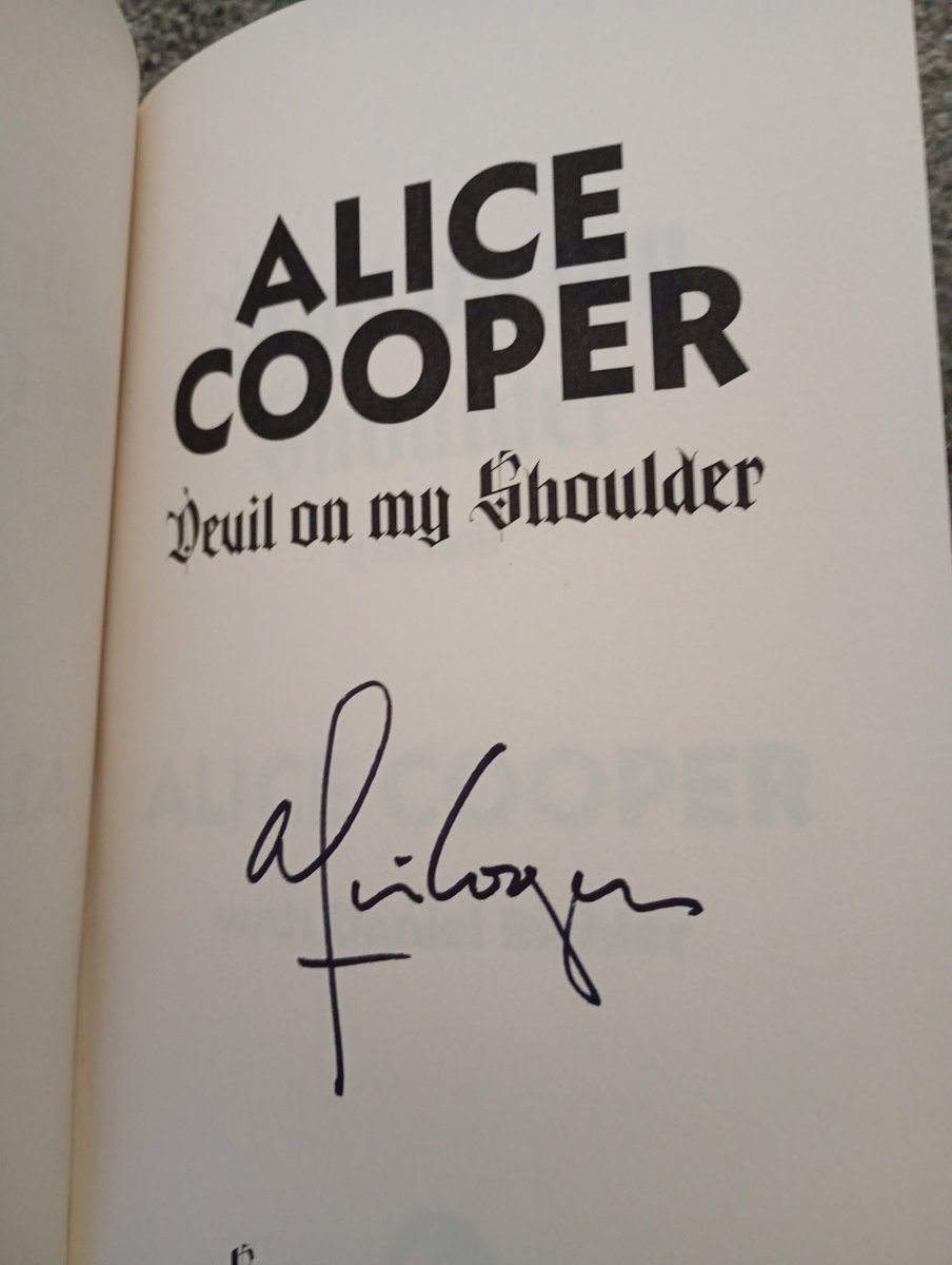 willtobeweird's tweet photo. Today's haul:
1) '#DevilOnMyShoulder', the brand new memoir by #AliceCooper....which I got signed. (445 pages)
2) '#OtherWorldsThanThese' the brand new collaborative novel by #StephenKing &amp; #PeterStraub (864!)
 these should keep me going for a lil while 😅.Reading FTW! 📖#Books https://t.co/2SnrZ3XnDL