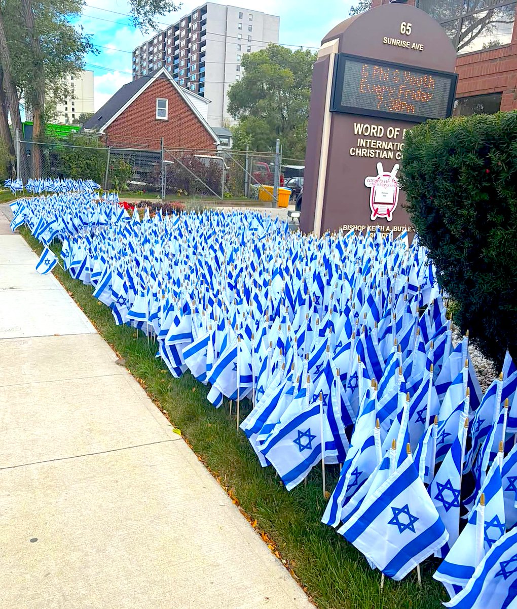DahliaKurtz's tweet photo. I LOVE THIS!

A Toronto church commemorated October 7 with 600 Israeli flags. They were all set ablaze.

Today Pastor John Ward and members of his church  placed hundreds of new flags back on the lawn.

Solidarity is powerful.

Thank you to our Christian brothers and sisters. 🇮🇱 https://t.co/jvO8vGxTPW