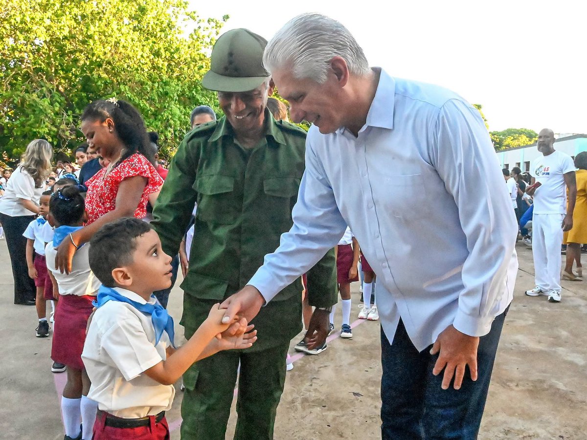PartidoPCC's tweet photo. El Primer Secretario del Comité Central del Partido y Presidente de la República @DiazCanelB acompañó a los niños de la hermosa escuela Fabricio Ojeda, del capitalino reparto Camilo Cienfuegos, en la emotiva ceremonia de ingreso a la Organización de Pioneros José Martí, con la cual se marca el inicio de la formación pioneril en Cuba.

 Junto a los familiares de los niños y los miembros del Buró Político Manuel Marrero Cruz, primer ministro, y @DrRobertoMOjeda , secretario de Organización del Comité Central, y la ministra de Educación, Naima Trujillo, el Jefe de Estado compartió con los pioneros y sus maestros.
