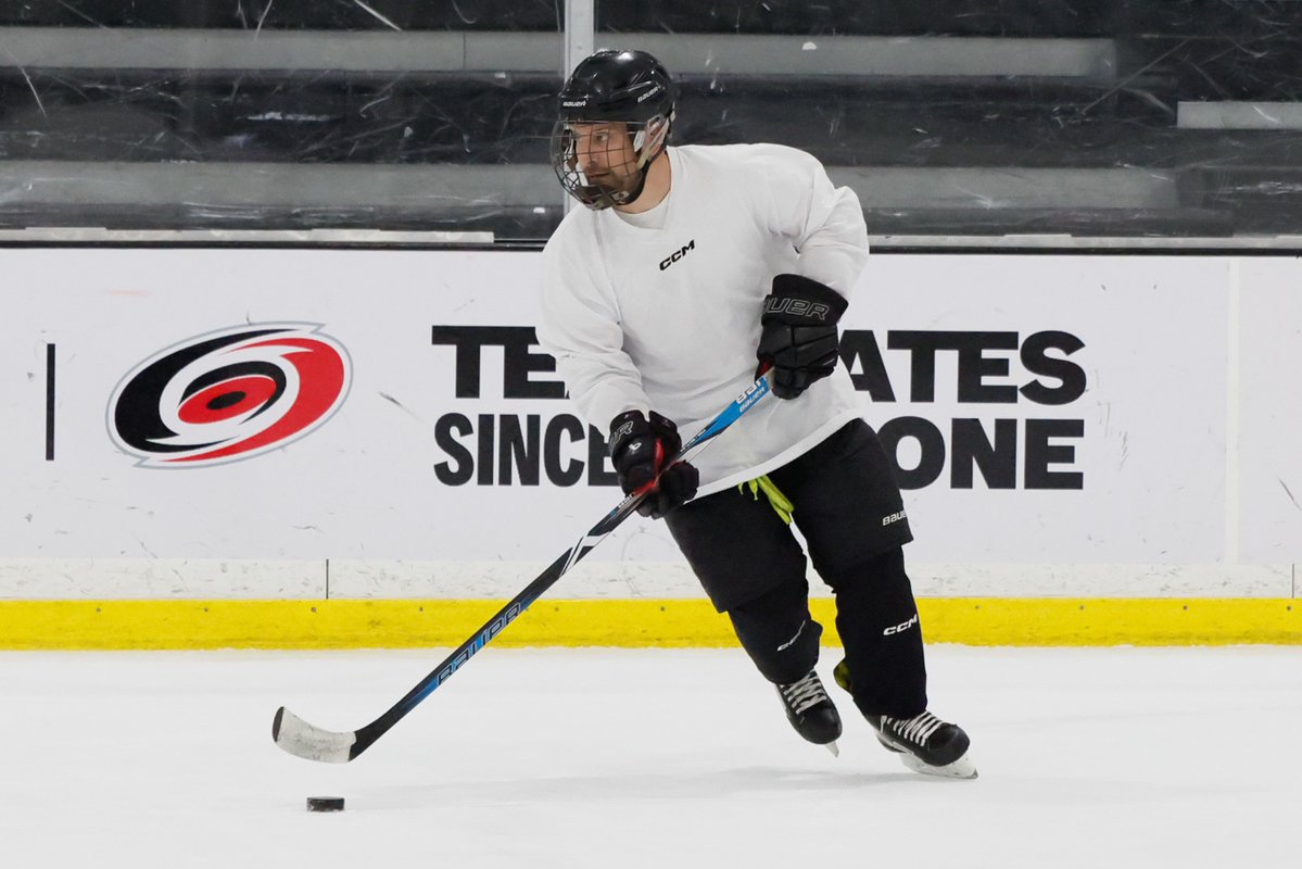 bodyofcode's tweet photo. Got on the ice this morning before work. 

Rules dictated I switch teams, so that was fun :) https://t.co/GBPyUh6Aev