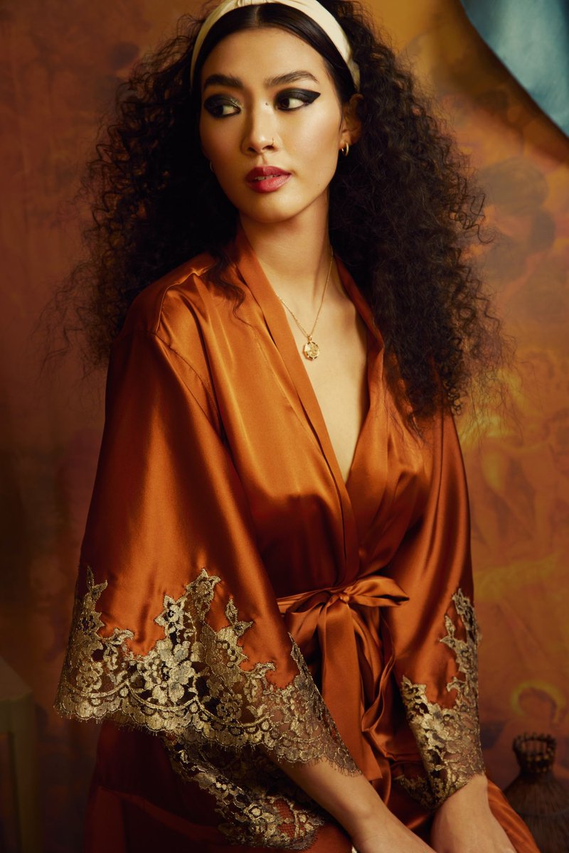 JanesVanity's tweet photo. Gilded glamour is yours to own. Reminiscent of the shifting autumn leaves and glowing golden candlelight, the chestnut bronze of this exclusive kimono from Emma Harris is perfect for celebrating the shifting seasons. Shop > https://t.co/ZGNVitb5Qe https://t.co/J18ZD2ZdVM
