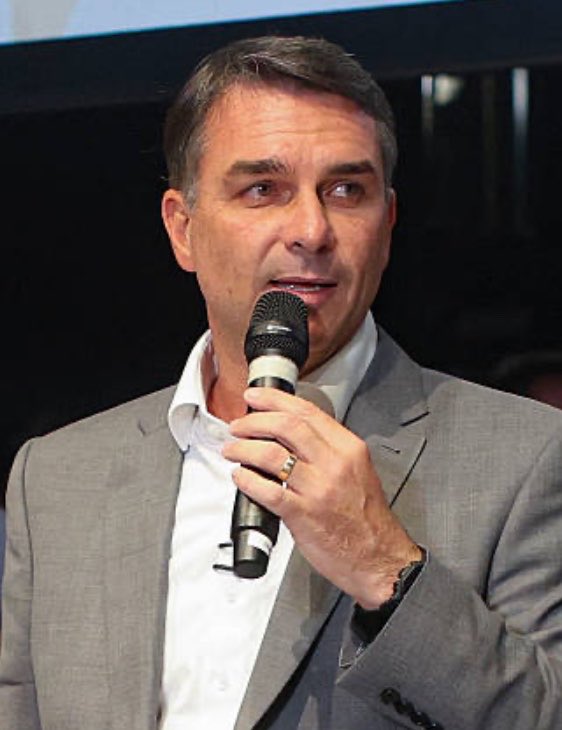 CentralDireitaB's tweet photo. 🇧🇷 URGENTE: Augusto Cury acerta apoio à candidatura de Flávio Bolsonaro no segundo turno.

O candidato do PL assinou compromissos propostos pelo escritor. O anúncio sai nas próximas horas.

🗞️ @folha https://t.co/nYclYFRDnz