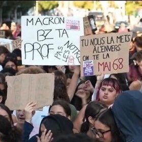 Resistance_SM's tweet photo. 🇫🇷🤣D’après plusieurs sources, la pancarte « Macron, baise ta prof, pas les nôtres », apparue au 13 Heures de France 2 en illustration des mobilisations lycéennes, a mis Emmanuel Macron hors de lui.

il aurait exigé des excuses de la chaîne. Apparemment, certaines vérités, ici l’allusion au passé de Becoming Brigitte fâchent le fanfaron.