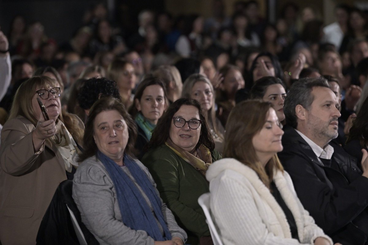 TrabajoPBA's tweet photo. La jefa de Gabinete @cecicecchini, acompañó al gobernador @Kicillofok y a la directora general de Educación, @flaviaterigi en el encuentro por los 150 años de la implementación de la Ley 988 de Educación Común de la @BAProvincia que se realizó en el Teatro Argentino de #LaPlata. https://t.co/lf68QJaiHg
