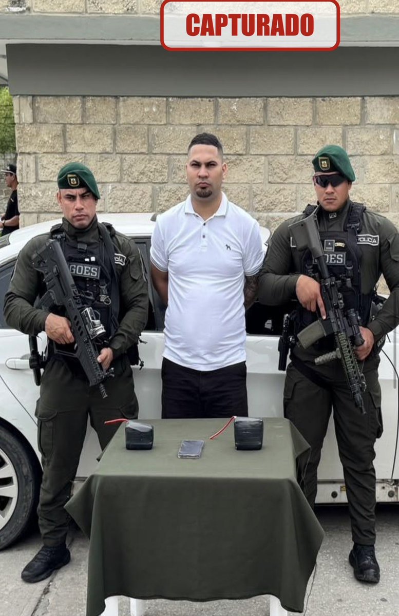ABDELAESPRIELLA's tweet photo. Desde esta mañana estoy haciéndole seguimiento, junto con la Policía Metropolitana de Barranquilla, a la instalación de una bandera y cilindros alusivos al ELN en Barranquilla y Soledad. ¡Ya hay una captura!

En coordinación con la Fiscalía, la Policía capturó mediante allanamiento a alias “Kleiver”, integrante de Los Costeños, quien tenía una orden de captura vigente por hurto calificado y agravado. La investigación lo identifica como el conductor del vehículo utilizado para transportar los cilindros y la bandera.

Los primeros elementos fueron hallados esta madrugada en Ciudadela 20 de Julio, en Barranquilla. Horas después se encontraron otros dos cilindros en un parqueadero cercano a la Terminal de Transportes de Soledad. Los elementos inspeccionados no contenían explosivos.

La operación continúa para localizar el vehículo y a la otra persona que participó en estos hechos. La general Sandra Liliana Rodríguez está al frente de las verificaciones para esclarecer el caso.

Frente a los narcoterroristas que buscan unir fuerzas para intimidar a los colombianos y atacar al Estado, el Estado en pleno tiene que actuar unido: Fuerza Pública, Fiscalía y justicia, con toda su capacidad para desmantelar sus estructuras, cortar sus rentas criminales y llevar a sus integrantes ante la ley.

No voy a permitir que intimiden a los colombianos mientras yo sea presidente. Toda apología al crimen y todo acto de intimidación tendrán una respuesta firme. ¡Vamos por todos!

¡Firme por la Patria!

¡Que viva Cristo Rey!

(A.D.L.E.) 🇨🇴🐅