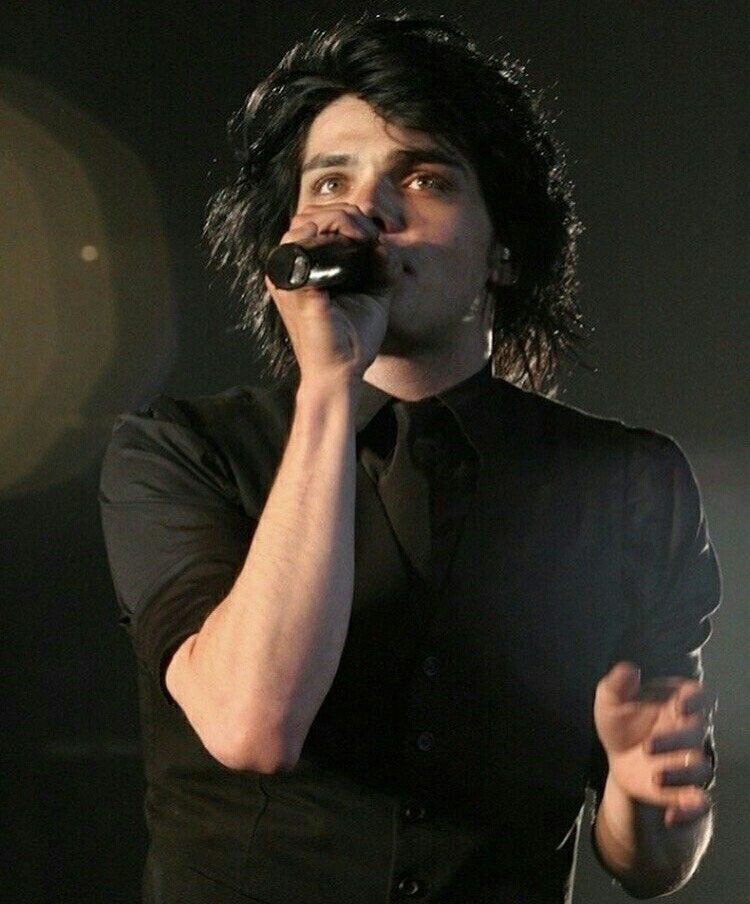 stellarcasualty's tweet photo. i like when gerard’s hair is big https://t.co/D0vwrQJFYV