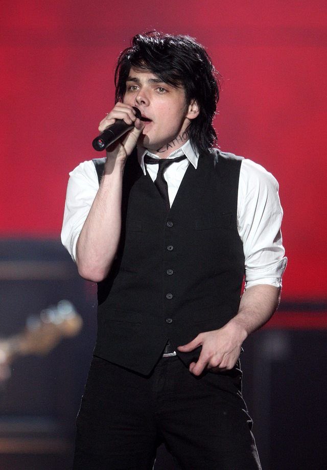 stellarcasualty's tweet photo. i like when gerard’s hair is big https://t.co/D0vwrQJFYV