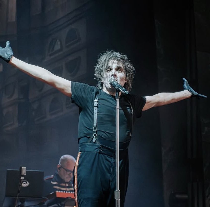 stellarcasualty's tweet photo. i like when gerard’s hair is big https://t.co/D0vwrQJFYV