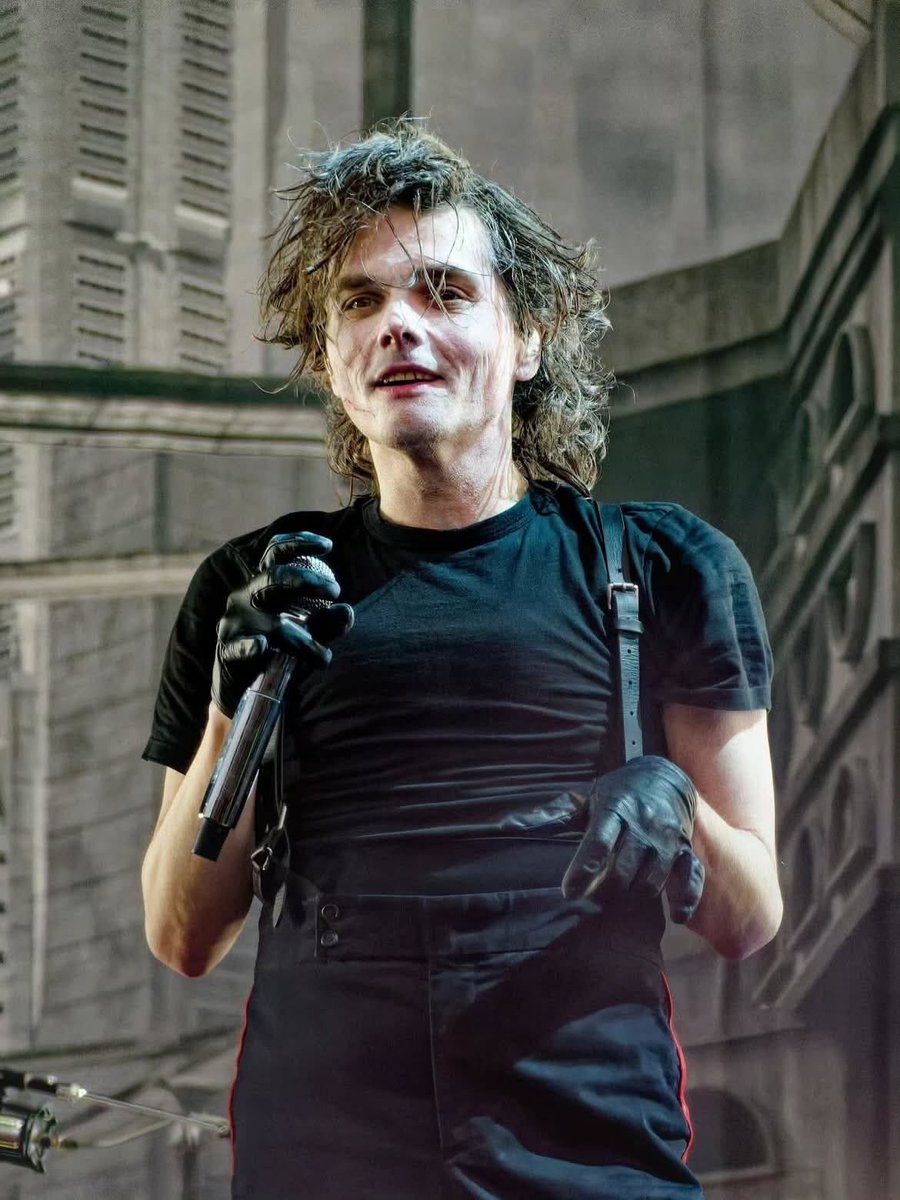 stellarcasualty's tweet photo. i like when gerard’s hair is big https://t.co/D0vwrQJFYV