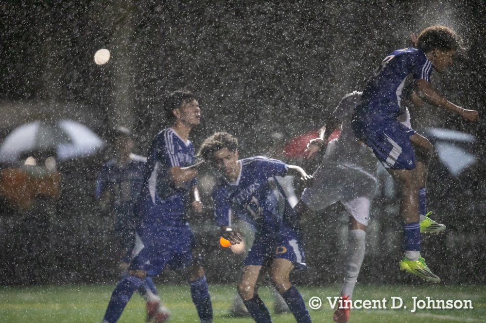 VincentDJohnson's tweet photo. 🚨PHOTO GALLERY ALERT🚨
I think I'm still drying off from this game.
⚽️Boys #soccer 10/1
#StLaurence vs. #DeLaSalle
All the pics 📸 that didn't make the newspaper🗞️.
Link👇
@stlvikingsoccer @STL_Athletics @meteorathletics @Meteor_Soccer
https://t.co/lrlkgfTYxL https://t.co/FYSYVf4BtA