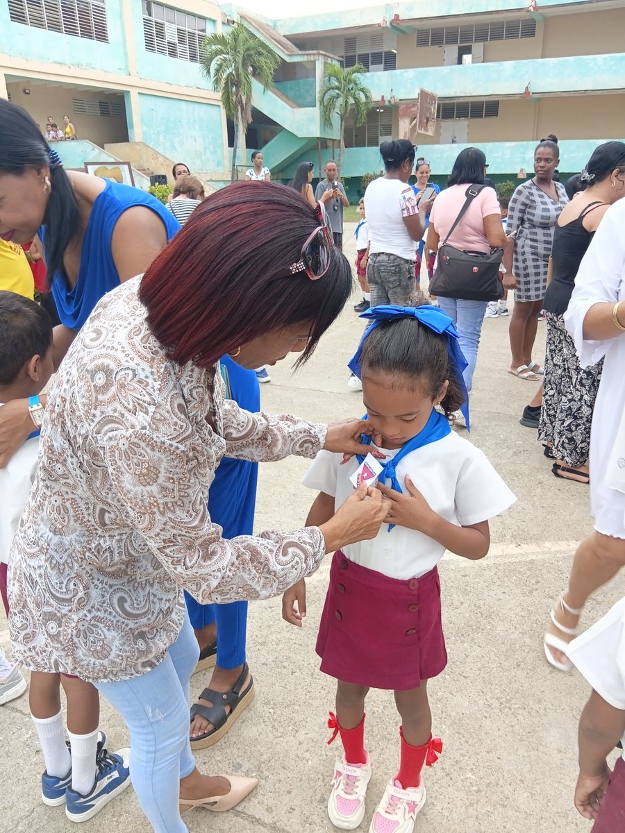 GalanoLlamare's tweet photo. #Caimanera Cuanta alegría y emoción en estos niños que hoy se inician como pioneros moncadistas.
Moncadistas , siempre listos!!!!.
#EducacionCaimanera 
🇨🇺❤️ https://t.co/PYjQkMt44b