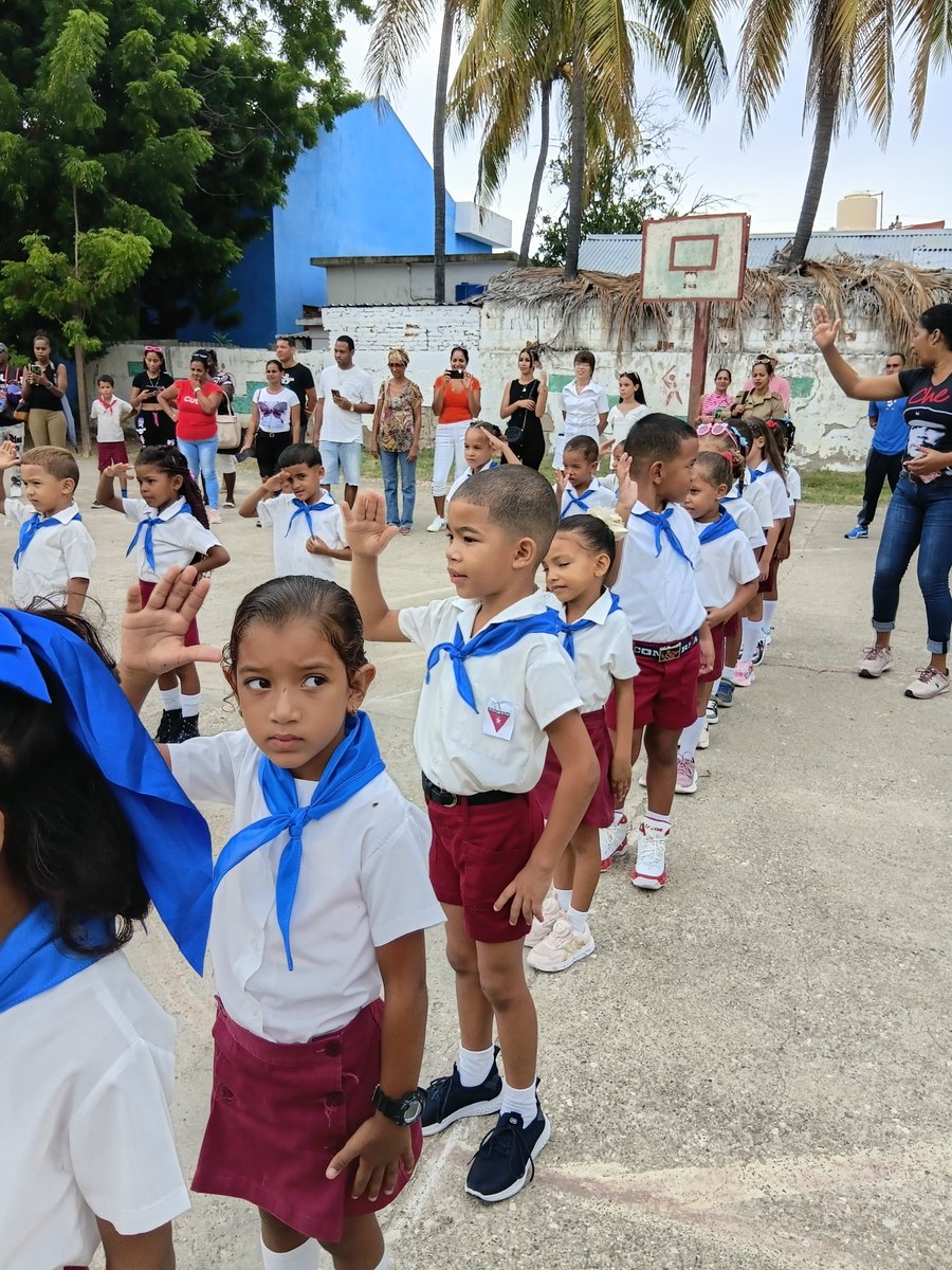 GalanoLlamare's tweet photo. #Caimanera Cuanta alegría y emoción en estos niños que hoy se inician como pioneros moncadistas.
Moncadistas , siempre listos!!!!.
#EducacionCaimanera 
🇨🇺❤️ https://t.co/PYjQkMt44b