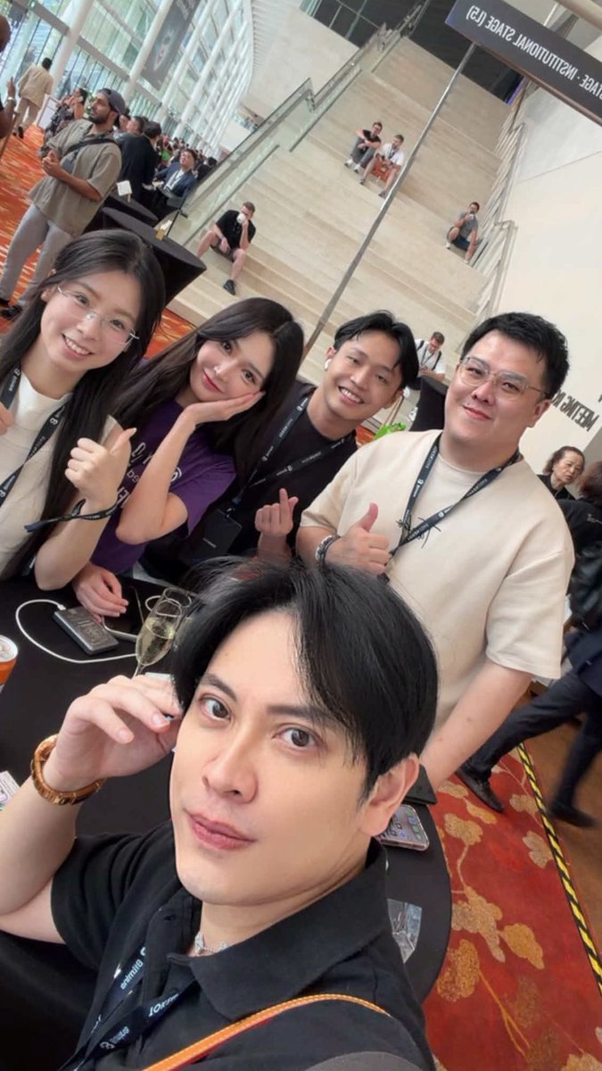 scarlettesoh's tweet photo. Always nice running into familiar faces from Malaysia in Singapore! 🇲🇾🤝🇸🇬
Connecting people with @YouApp_AI 

Singapore feels a little more like home when you bump into friends  
w/@Symphony_Young @Elvintan1012 
@seraprotocol @token2049 https://t.co/n6u4YfZ3Iy