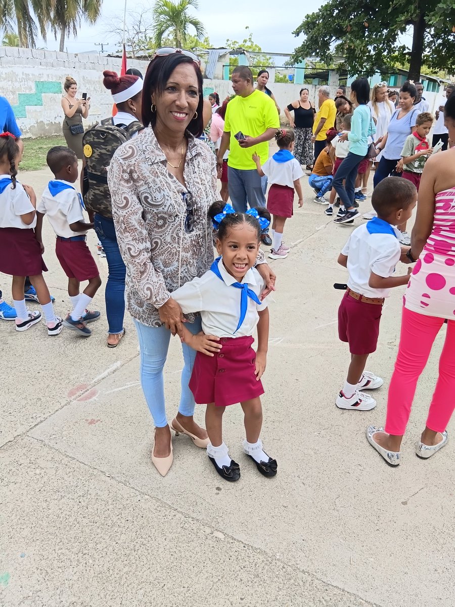 GalanoLlamare's tweet photo. #Caimanera Cuanta alegría y emoción en estos niños que hoy se inician como pioneros moncadistas.
Moncadistas , siempre listos!!!!.
#EducacionCaimanera 
🇨🇺❤️ https://t.co/PYjQkMt44b