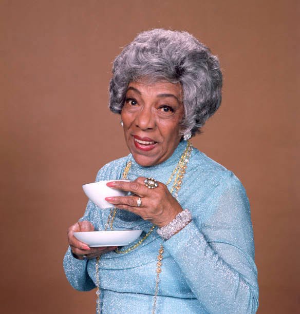 hkb73's tweet photo. Actress Zara Cully was 83-years old when she was picked to play Olivia "Mother Jefferson" on the sitcom, The Jeffersons in 1975.
Born into a musical family in Worcester, MA on Jan. 26, 1892, Cully graduated from the Worcester School of Speech and Music https://t.co/aIL0tVS49v