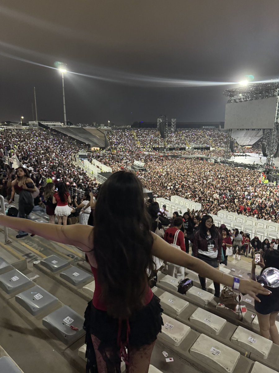 taedollie's tweet photo. outfit check de ayer :3 los amo bts, nos vemos nuevamente el sábado 🇵🇪🇵🇪🇵🇪 https://t.co/6lRlWKfU4V