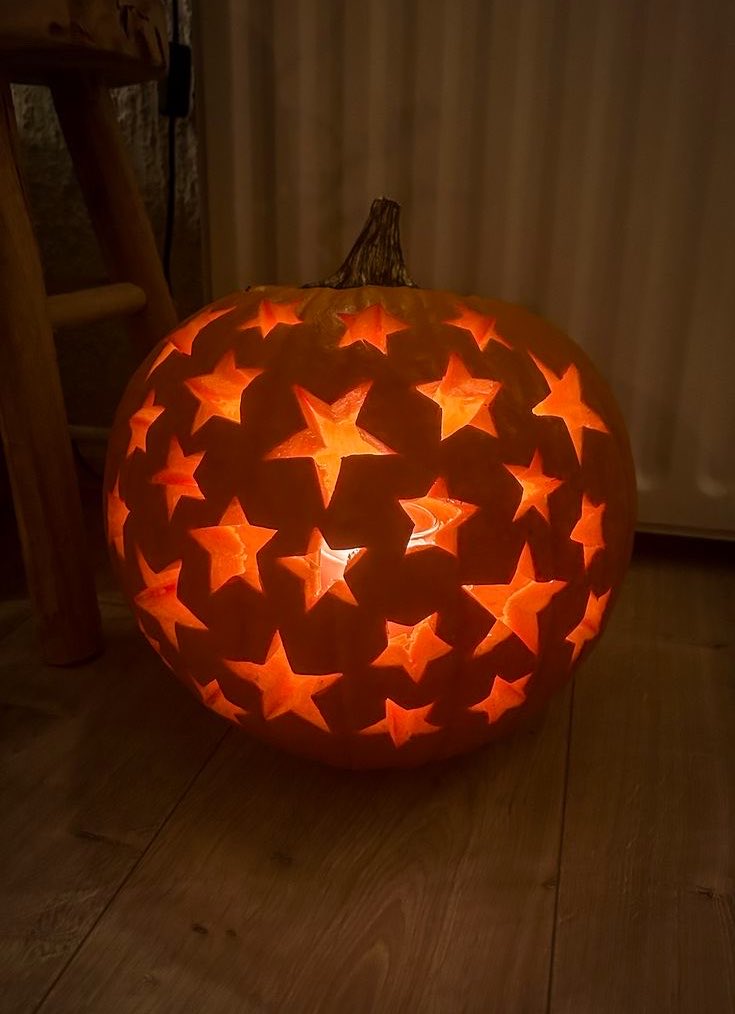 piiixiedust's tweet photo. hows it going :) its pixie 1/? of the brits🇬🇧 here.. lets qrt with a selfie and tell me what gets you in the halloween spirit. for me its pumpkin carving <3 and dont forget to lms for a dm 👻🤍 #VGTINTRO #VGTLMS https://t.co/9w5SyeIest