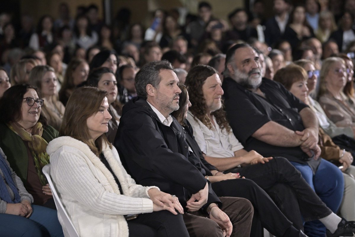TrabajoPBA's tweet photo. La jefa de Gabinete @cecicecchini, acompañó al gobernador @Kicillofok y a la directora general de Educación, @flaviaterigi en el encuentro por los 150 años de la implementación de la Ley 988 de Educación Común de la @BAProvincia que se realizó en el Teatro Argentino de #LaPlata. https://t.co/lf68QJaiHg