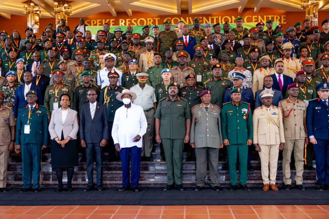 RwandaMoD's tweet photo. Today, the RDF delegation, led by the RDF ACOS, Maj Gen Vincent Nyakarundi, attended the Regional Conference of Chiefs of Defence Forces on Military Operations Other Than War (MOOTW) at Speke Resort Munyonyo in Kampala, Uganda.

The conference brought together African Chiefs of Defence, Intelligence Chiefs, and Force Commanders from UN and AU peacekeeping missions.

It was officially opened by the UPDF-CDF, Gen Muhoozi Kainerugaba. President Yoweri Kaguta Museveni, the Guest of Honour, delivered the keynote address, emphasizing that sustainable security is closely linked to a strong economy, political cohesion, and strategic cooperation.

===============

Uyu munsi, intumwa z’Ingabo z’u Rwanda, ziyobowe n' Umugaba w'Ingabo zirwanira ku butaka, Maj Gen Vincent Nyakarundi, zitabiriye Inama y’Akarere y’Abagaba bakuru b’Ingabo yaganiraga ku bikorwa bya gisirikare, yabereye kuri Speke Resort Munyonyo i Kampala, muri Uganda.

Iyi nama yahuje Abagaba bakuru b’Ingabo, Abashinzwe ubutasi, ndetse n’Abayobozi b’Ingabo  mu butumwa bwo kubungabunga amahoro bwa Loni n’Umuryango wa Afurika Yunze Ubumwe.

Inama yafunguwe ku mugaragaro n' Umugaba Mukuru w' Ingabo za Uganda, Gen Muhoozi Kainerugaba. Mu ijambo yagejeje ku bitabiriye inama, Perezida Yoweri Kaguta Museveni, wari Umushyitsi Mukuru, yashimangiye ko umutekano urambye ufitanye isano ya hafi n’ubukungu butajegajega, ubumwe muri politiki, ndetse n’ubufatanye.