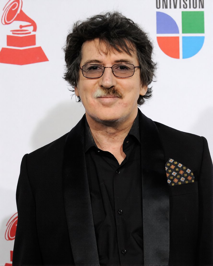 archivocharly's tweet photo. Charly García fotografiado durante la alfombra roja de los Latin Grammy (05/11/2009) en el Mandalay Bay Events Center de Las Vegas https://t.co/VmqK6KqgkN