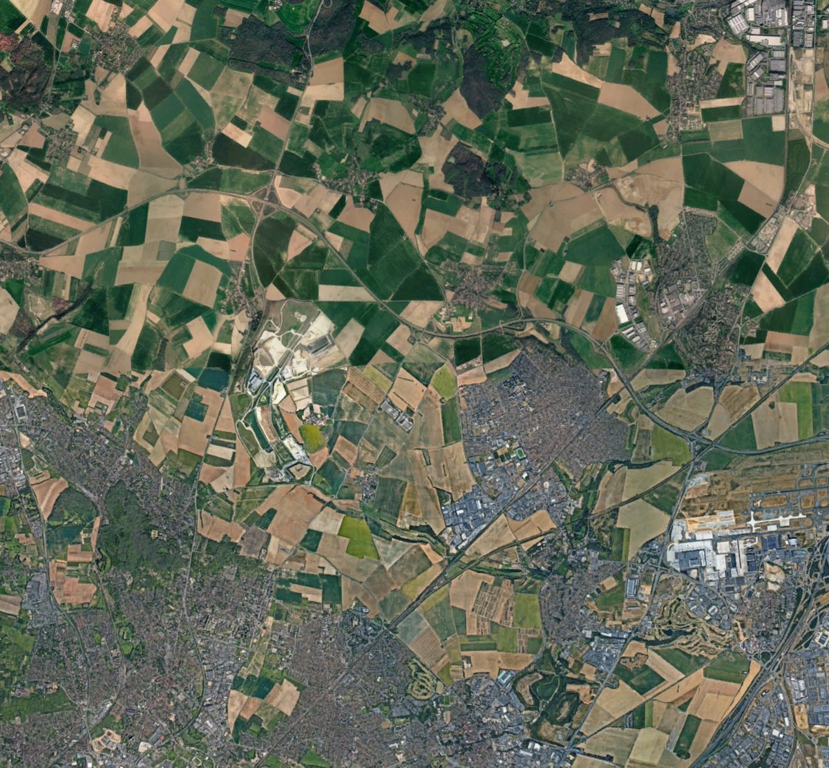 Colin_d_m's tweet photo. An underrated reason why American rail sucks is that exurban land development makes new rail corridors impossible. In Europe and Asia cities are often surrounded by empty farmland which can easily be repurposed.

Pictured: the edges of development in NYC vs Paris https://t.co/ZCGlwETOyW